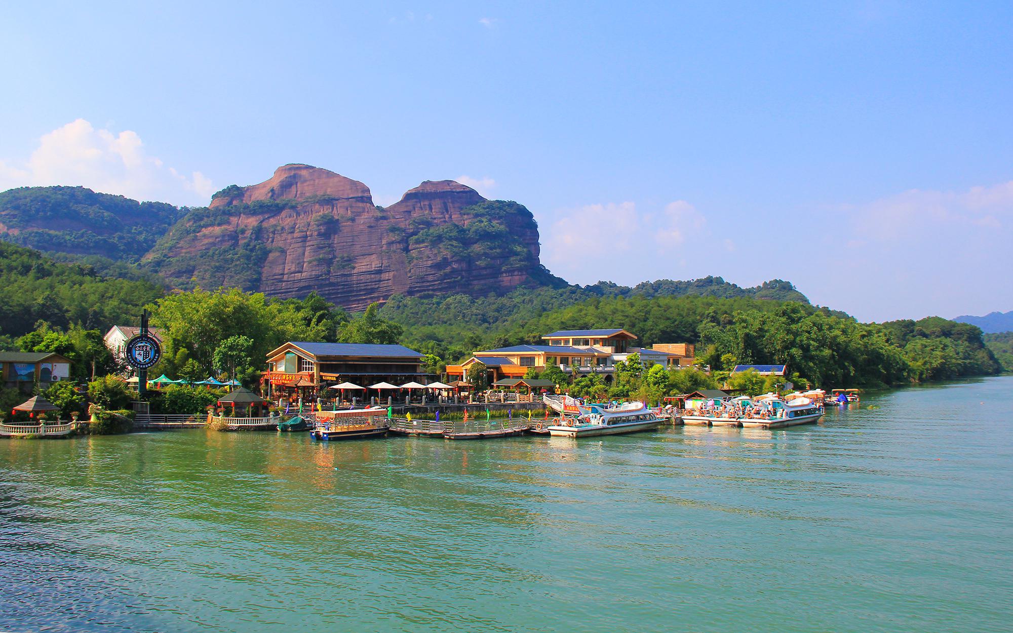 流连在青山秀水中
