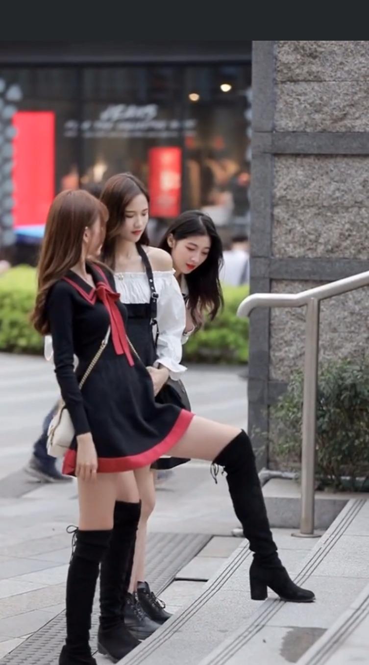 三美女比赛谁的腿长第三个小姐姐也太皮了吧