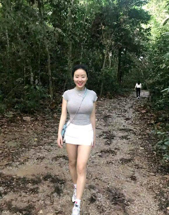 上衣配上白色短裙加上一双运动鞋,在户外这就是最好的凹造型搭配,蒋