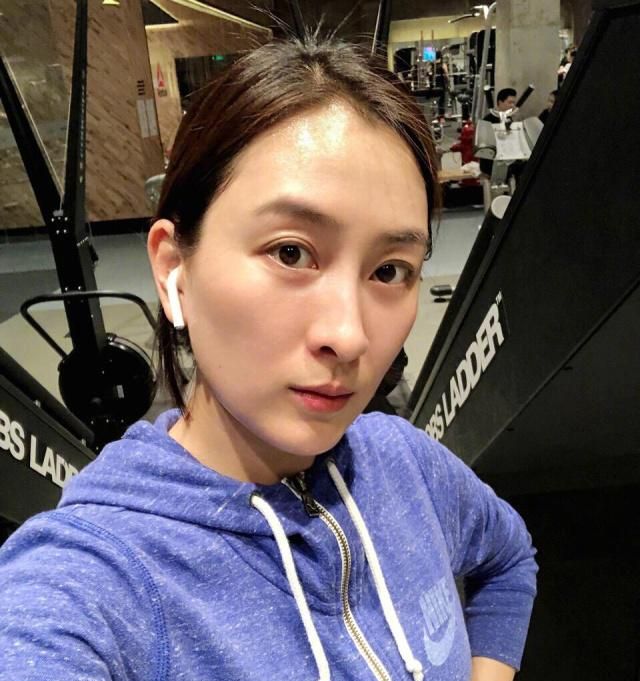 马苏晒健身后素颜照,颜值依旧很抗打,与李小璐旧事却被重提
