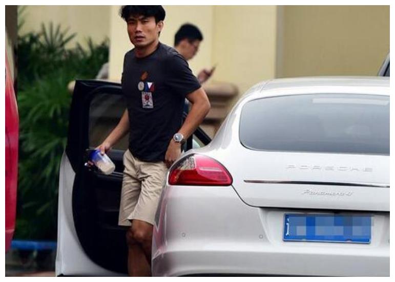 让我们失望透顶的男足队员们,他们的座驾都是啥,首先我们先来看看郑智