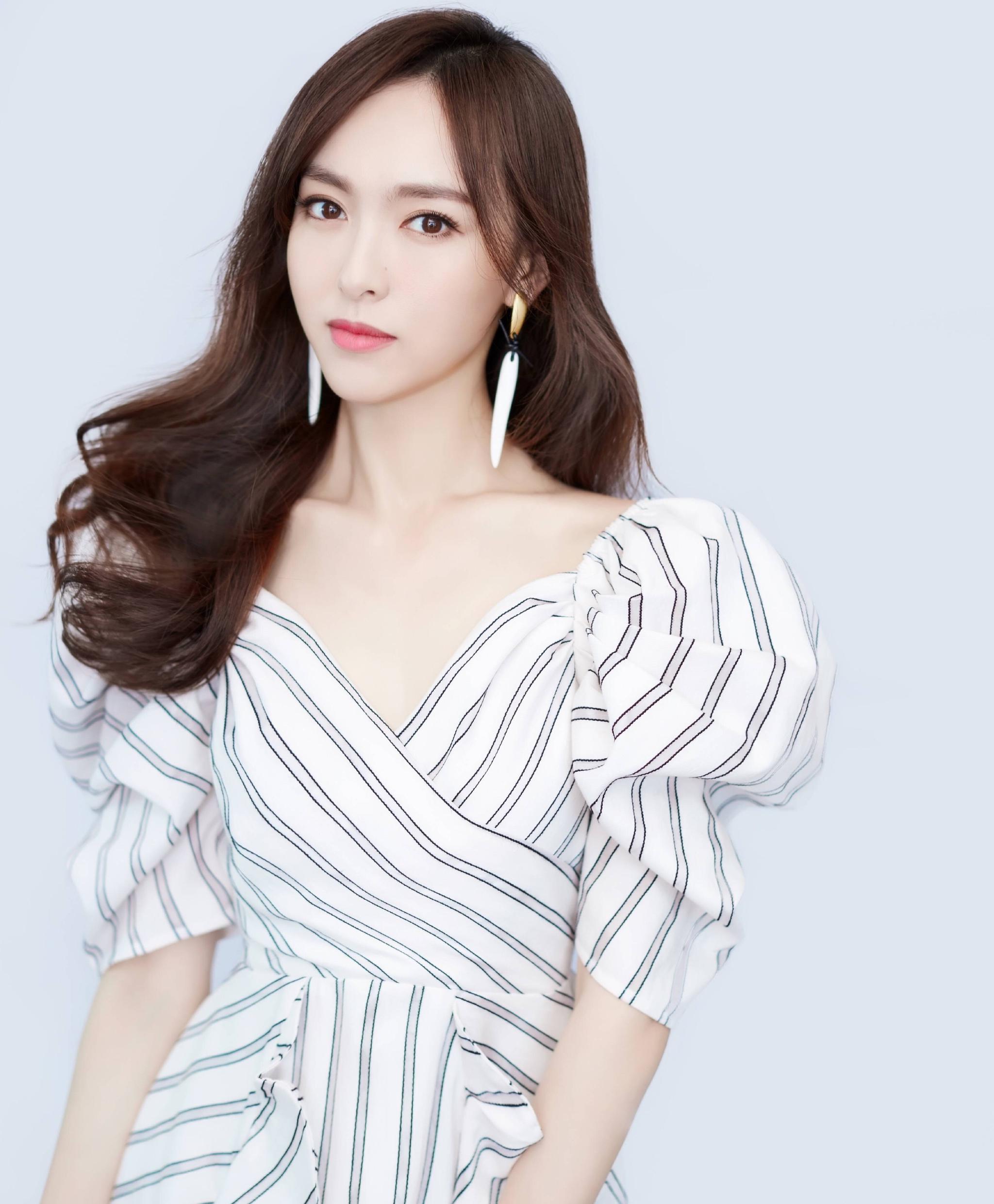 伟德bv1946官网-可爱又出众的穿搭知性优雅很大方