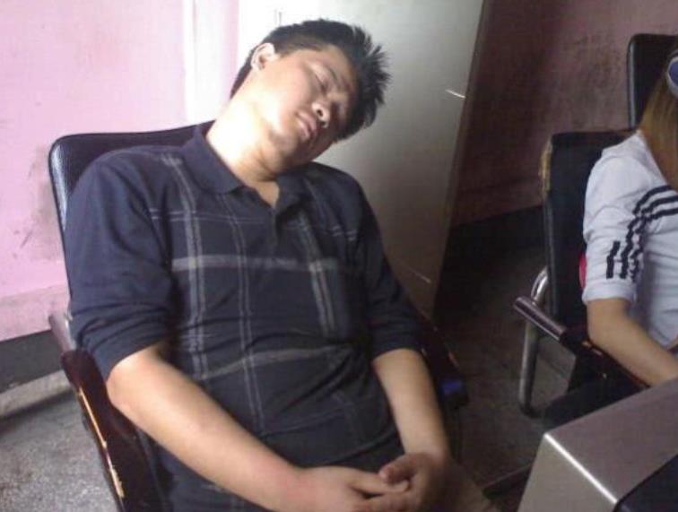 网管为啥不赶走网吧睡觉的人,不是因为老板善良,而是这3个原因