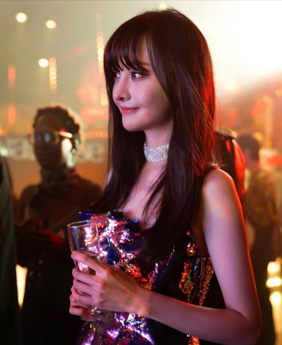 郑爽巴黎时装周生图曝光,脸色蜡黄骨瘦如柴山根鼻拔地而起