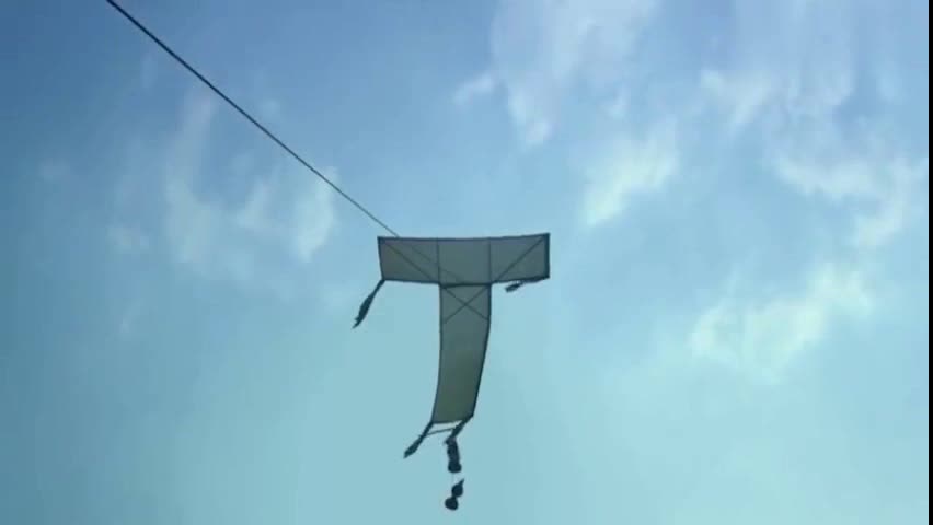 女子小脑袋瓜可真聪明,花式吊打鬼子!