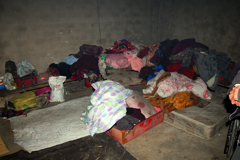 72岁农村老人5年没睡过床常年游荡乡野只为没人管