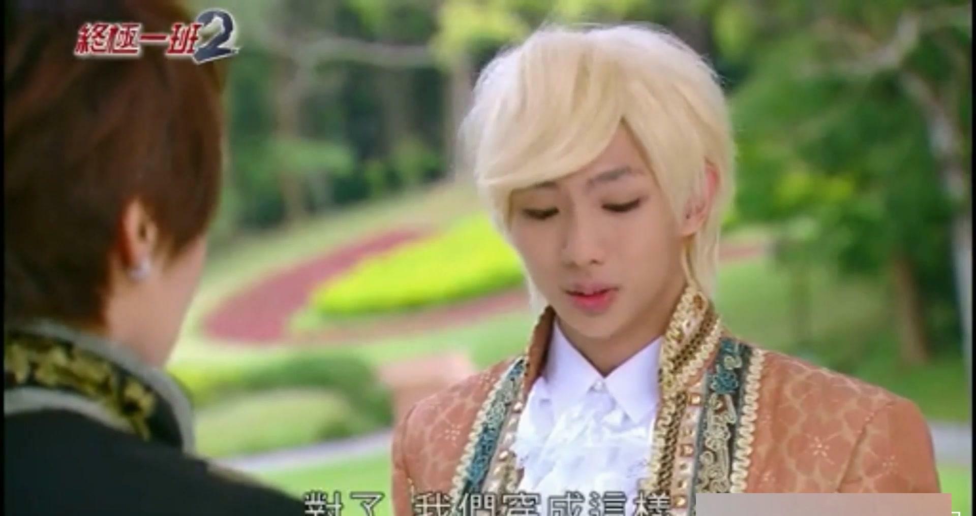 还记得《终极一班》中的花灵龙吗?如今变身硬汉掀刘海,撞脸邓伦