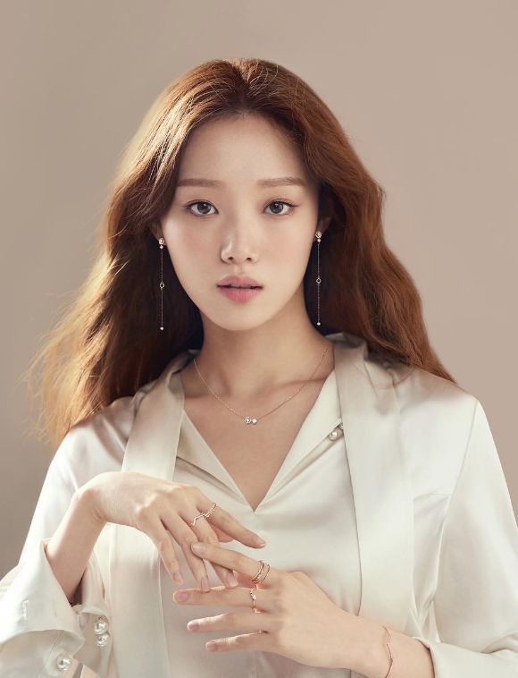 李圣经的桃花指甲要火配新发型可爱清纯美到让人窒息