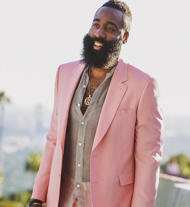 哈登写真全新出炉!骚粉西装却配运动鞋?腿毛不多,胸毛倒不少!