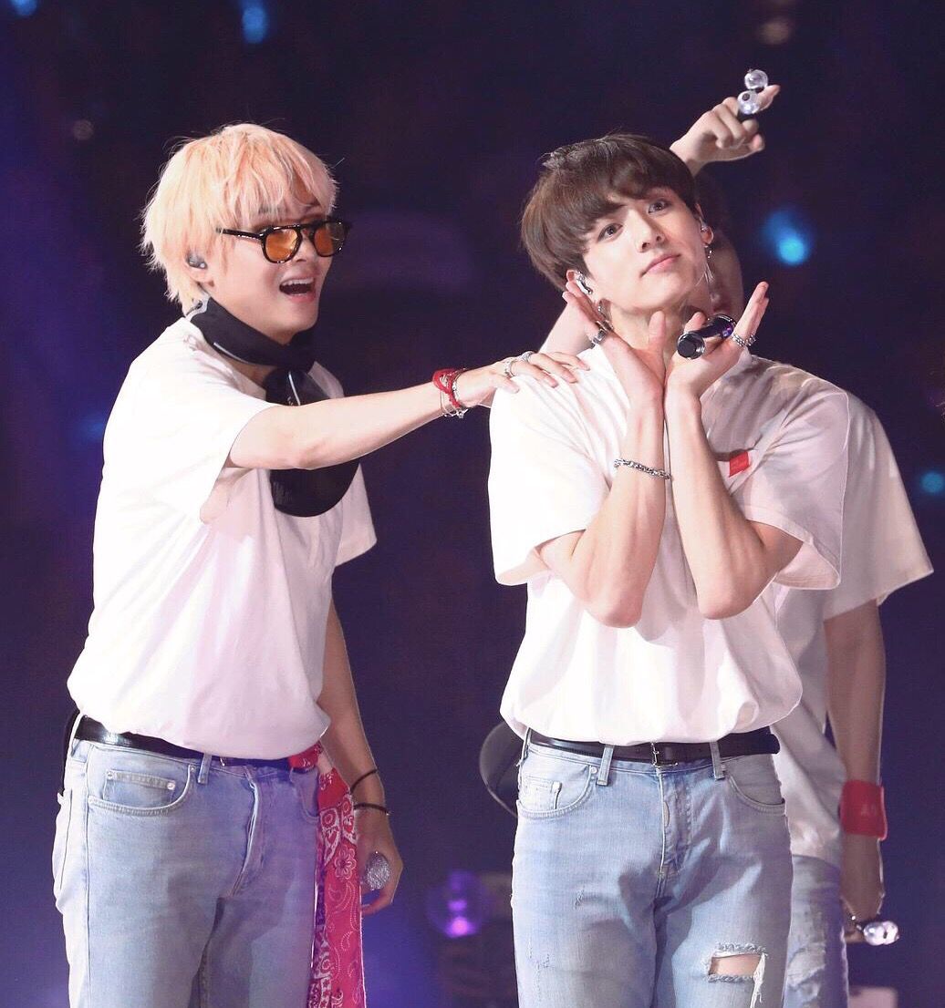 v哥就是开心正泰在哥哥们的注视下甜蜜的背后抱看一看正泰宝宝两个人