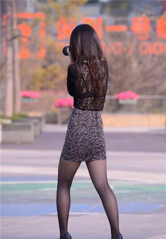 街拍蕾丝上衣紧身裙美女,拿单反在拍美照,网友:肉肉的感觉真好