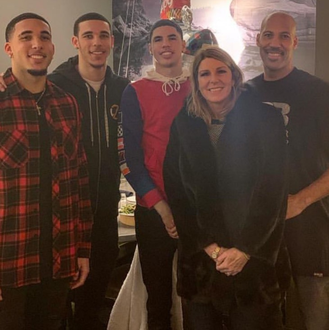 球爹老婆生日!多么幸福的一家!