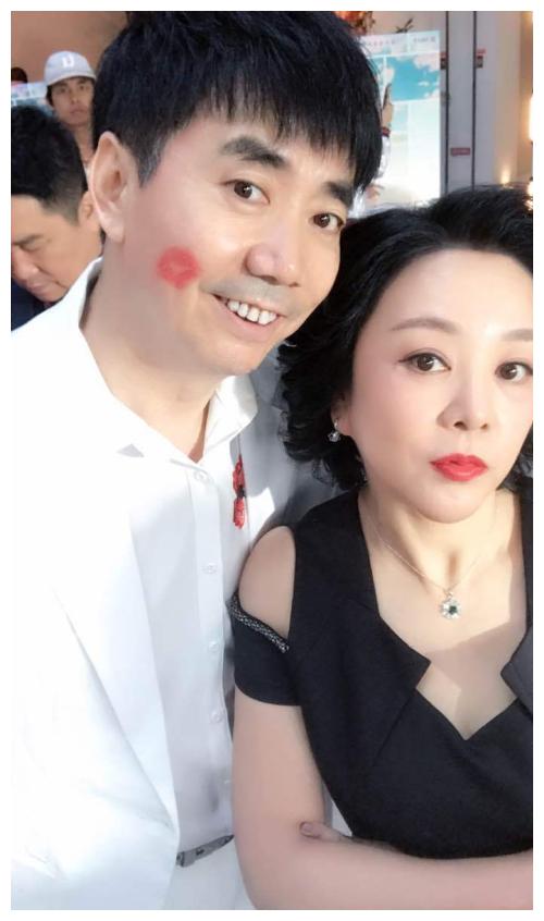 范明一家,妻子是二婚但很有能力,爱女长腿逆天,继子很帅气