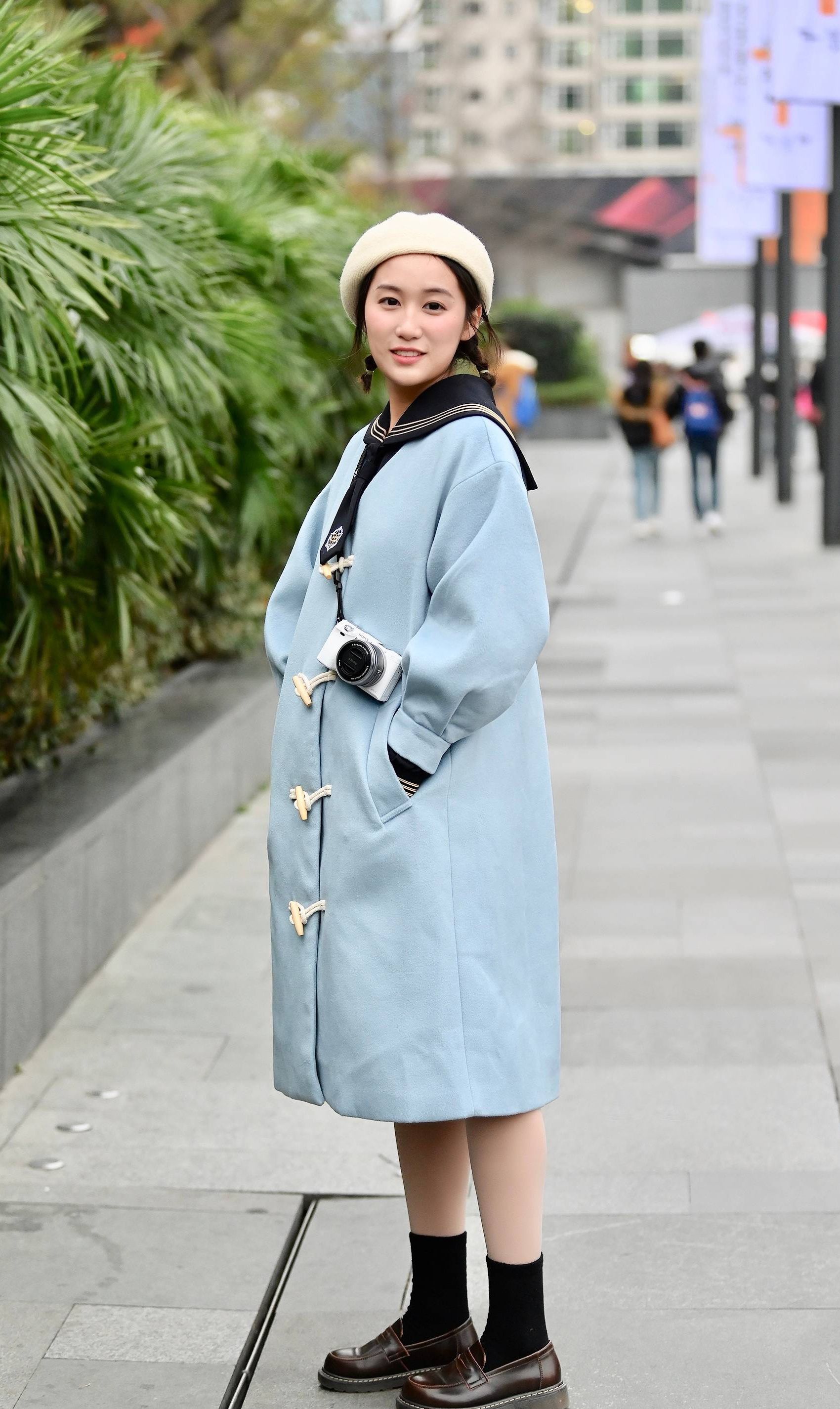 具有复古气息的贝雷帽深得女生喜爱,搭配服饰更显女生的清纯可爱