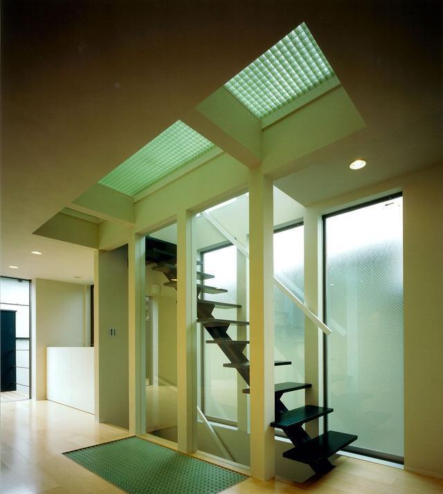 楼板不用钢筋,也不现浇,邻居家二楼直接铺玻璃砖!看着还挺漂亮