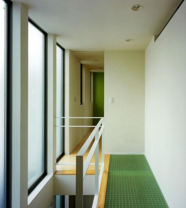 楼板不用钢筋,也不现浇,邻居家二楼直接铺玻璃砖!看着还挺漂亮