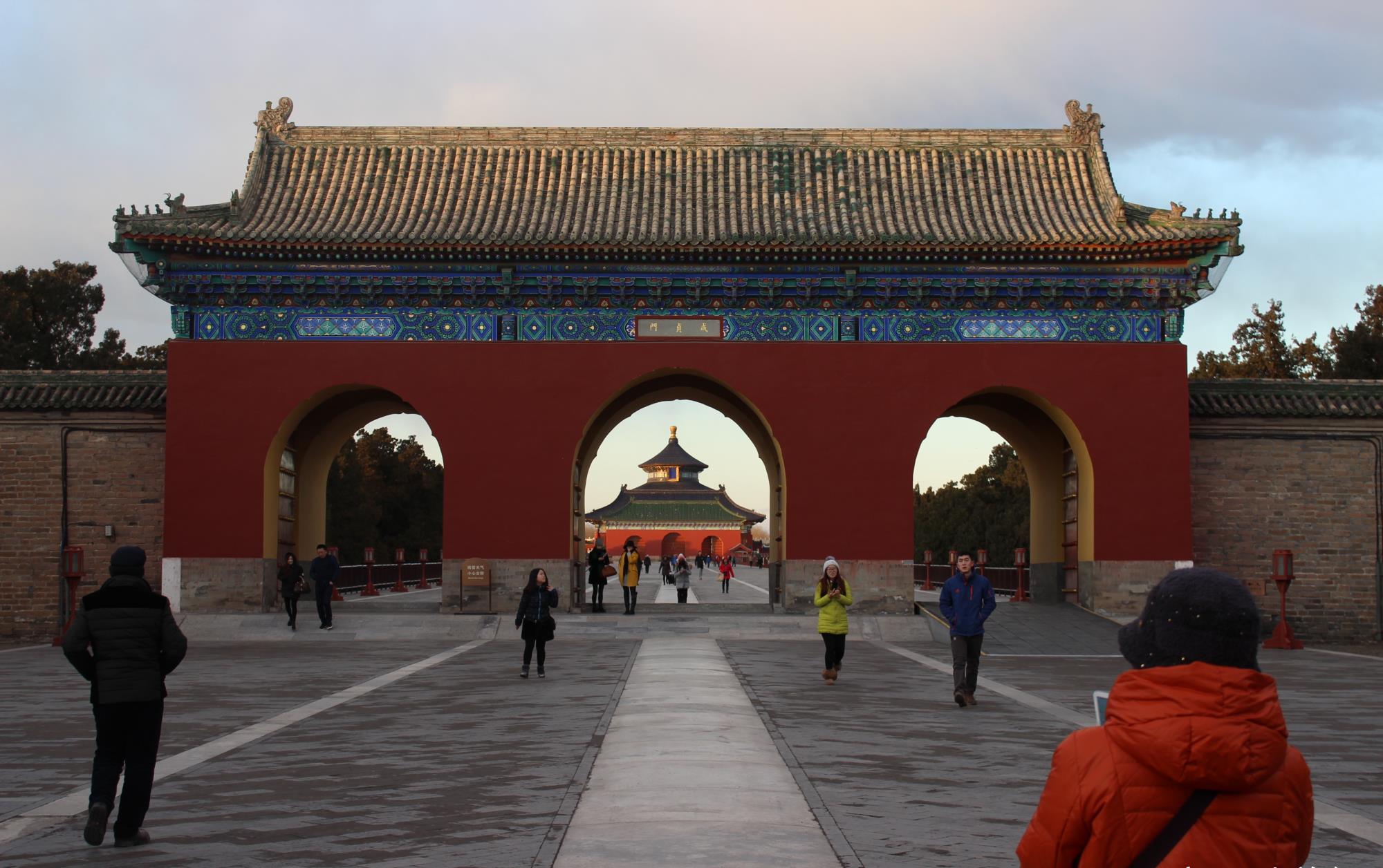 在丹陛桥上有一座与祈年门对称的建筑,它叫做成贞门,同样是红色的外墙