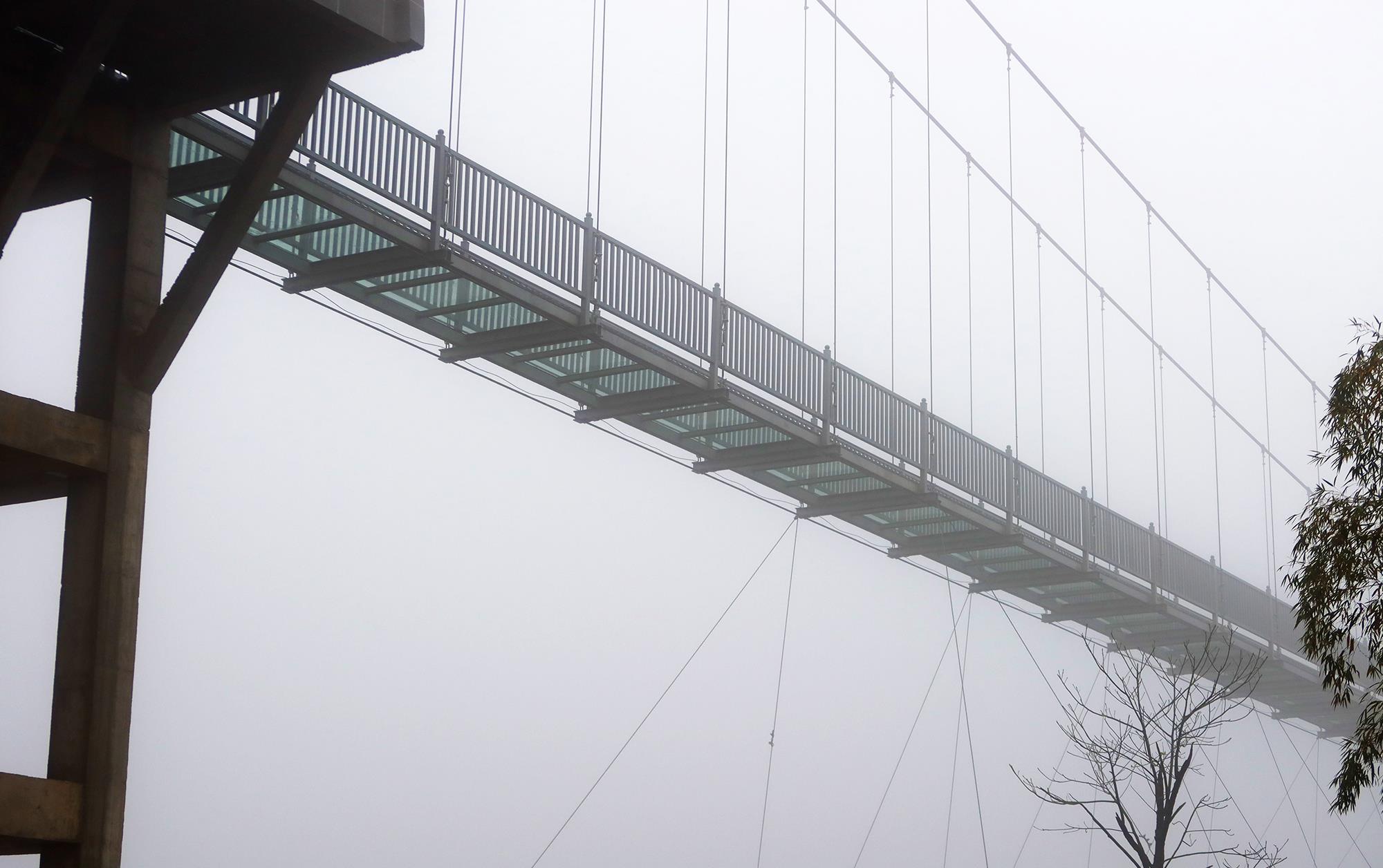 南昌太阳谷玻璃栈桥胆小的人走不了好像奈何桥