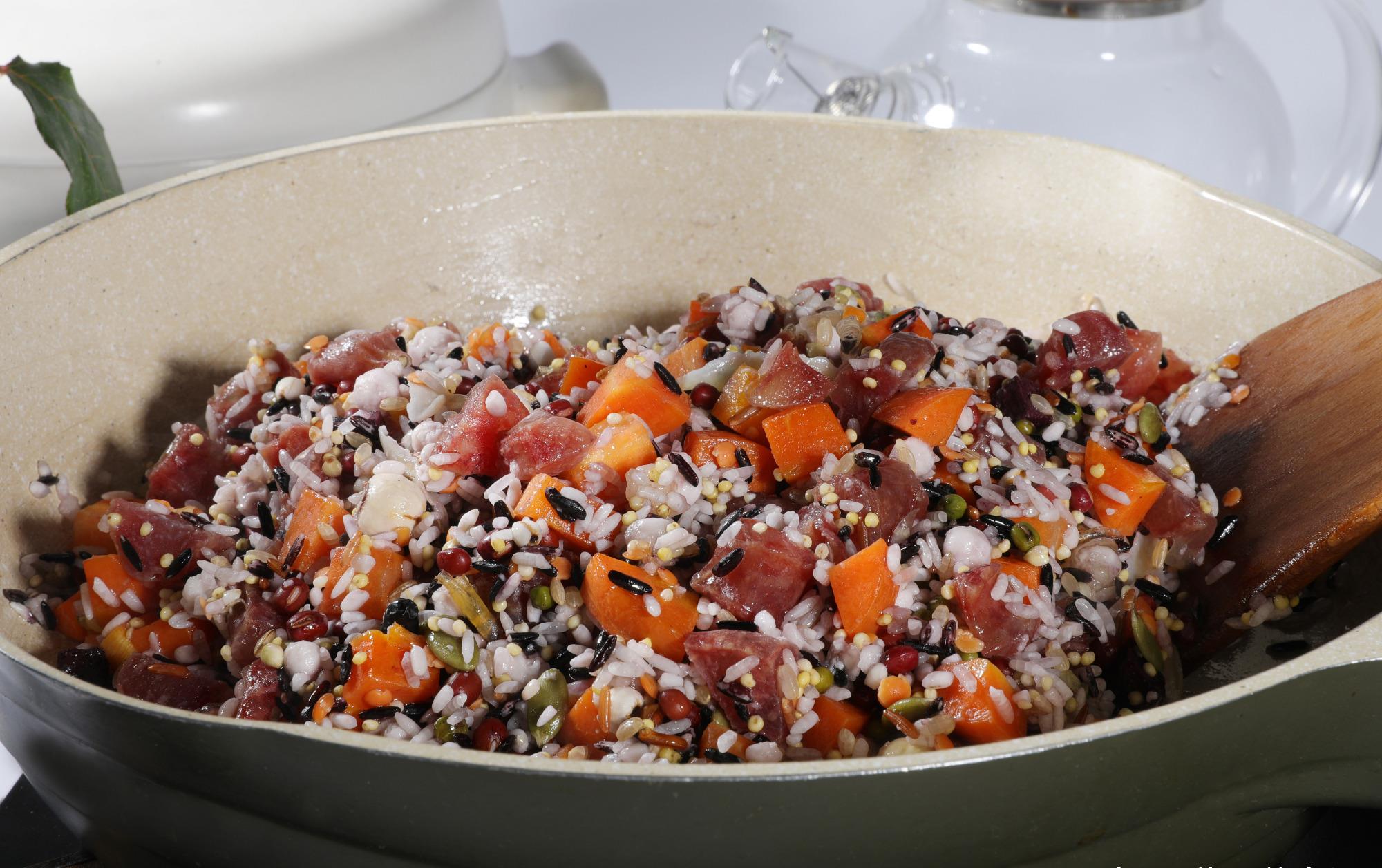 过年在家做五谷杂粮腊肠饭,软糯香甜,年味十足,营养全面又健康