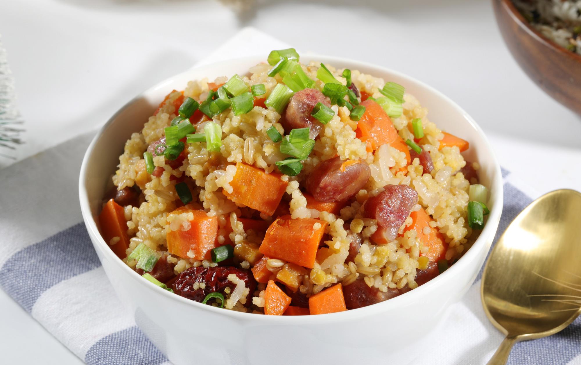 过年在家做五谷杂粮腊肠饭,软糯香甜,年味十足,营养全面又健康