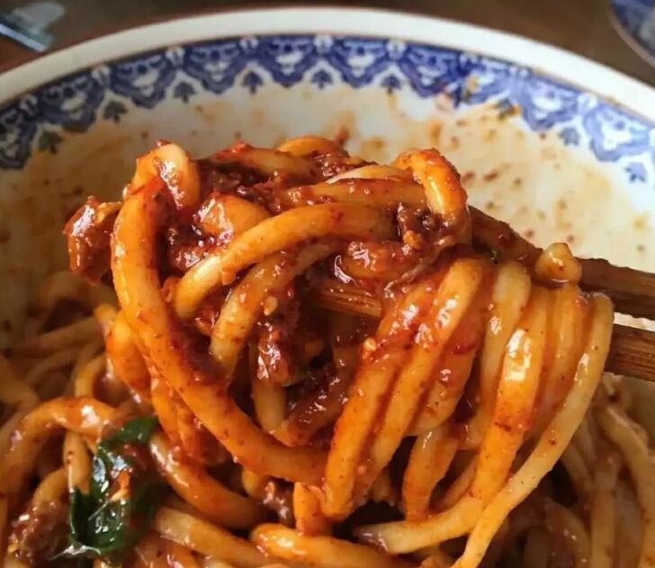 筋道爽滑的油泼棍棍面,香辣可口营养足,家里人都爱吃