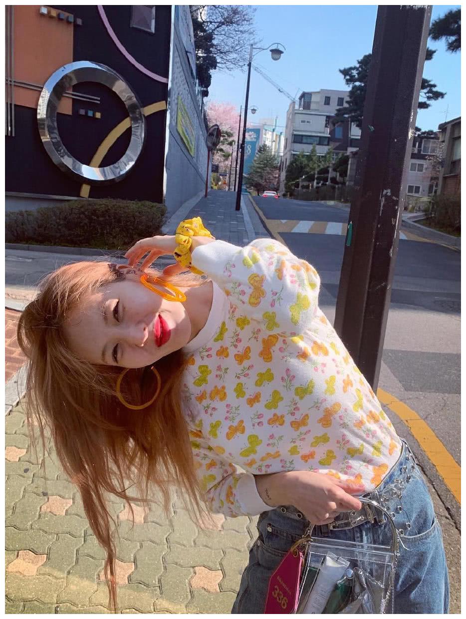 金泫雅晒歪头杀自拍女神还真就是活泼可爱这头歪的很清新靓丽