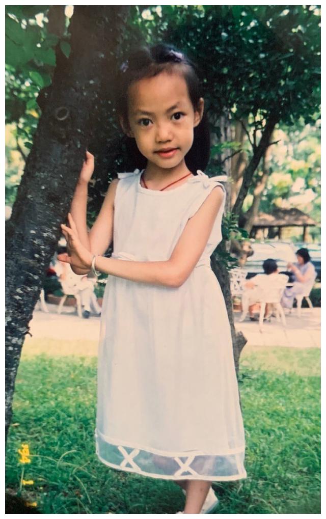 焦恩俊女儿焦曼婷晒小时候照片,前两张好美,最后一张眉毛怎么啦