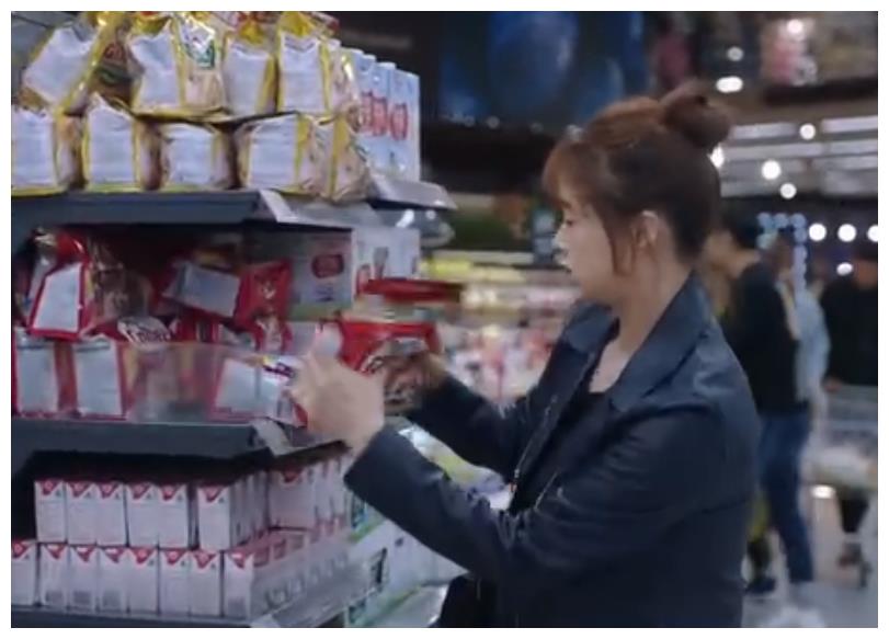 蒋欣超市疯狂购物，看到她买的食材，网友吐槽：难怪你会这么胖！