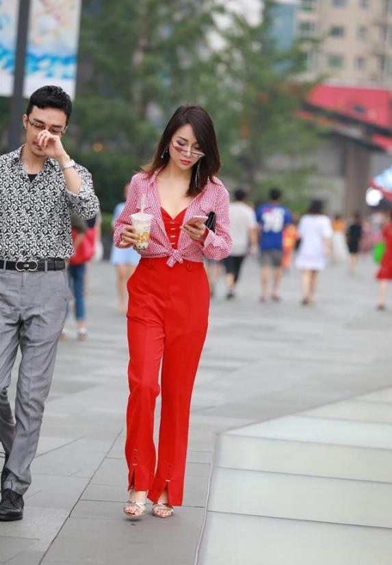 街拍：美女身材丰腴，紧身时尚的穿搭，展现丰满圆润的好身材|美女|紧身|身材|街拍|时尚_新浪新闻
