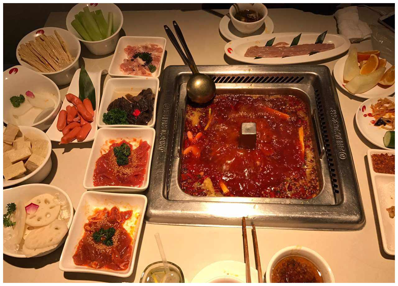 小伙吃海底捞自带泡面,服务员拿出一张纸,不签字说啥都不让吃