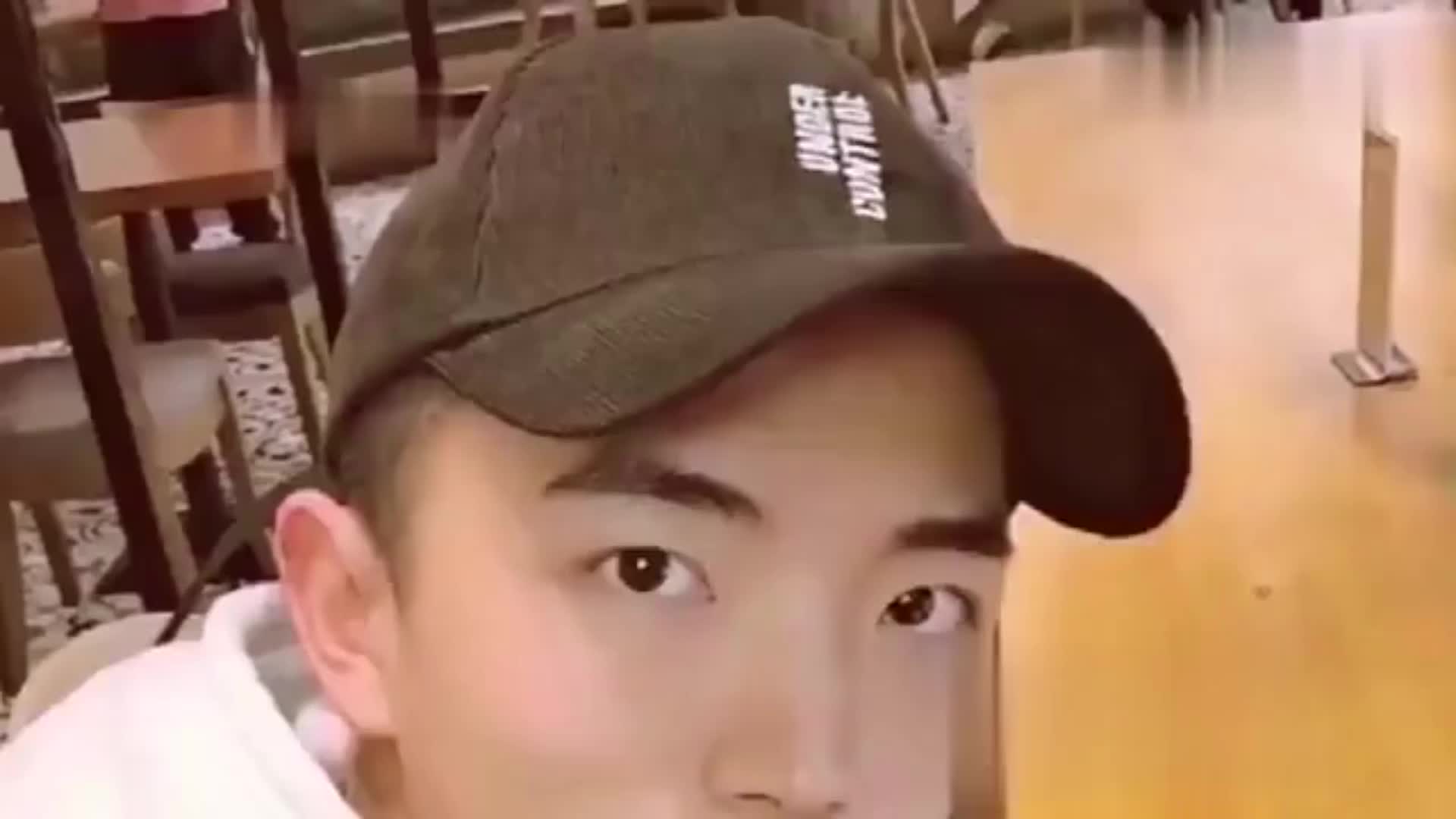 美国脱口秀演员调侃如何分辨亚洲人说英语的口