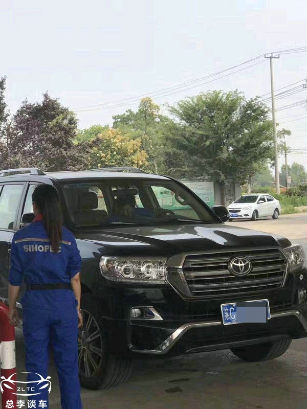孙楠在徐州的座驾,丰田v8代步,女儿上学10万一年,保姆车接送