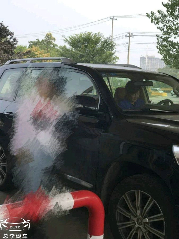 孙楠在徐州的座驾,丰田v8代步,女儿上学10万一年,保姆车接送