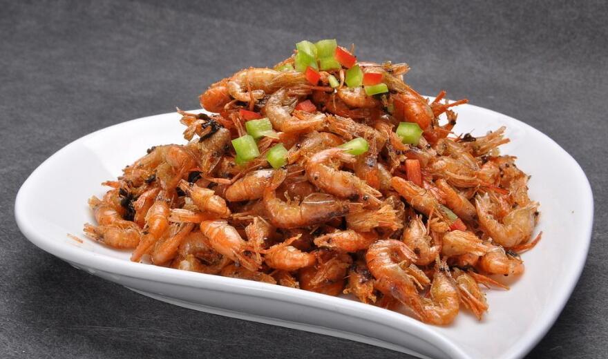油炸小河虾的做法,个个金黄焦酥不粘连,出锅配上料小朋友的最爱