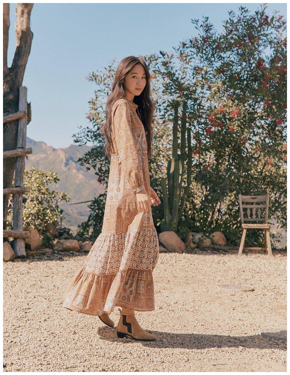 孔孝真清新大片,连换多套碎花连衣裙,39岁嫩回18岁少女!