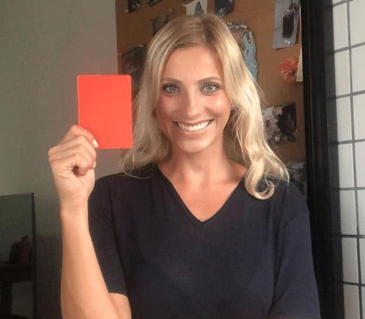 巴西美女裁判球场擦汗爆红结果却受到来自网友的骚扰