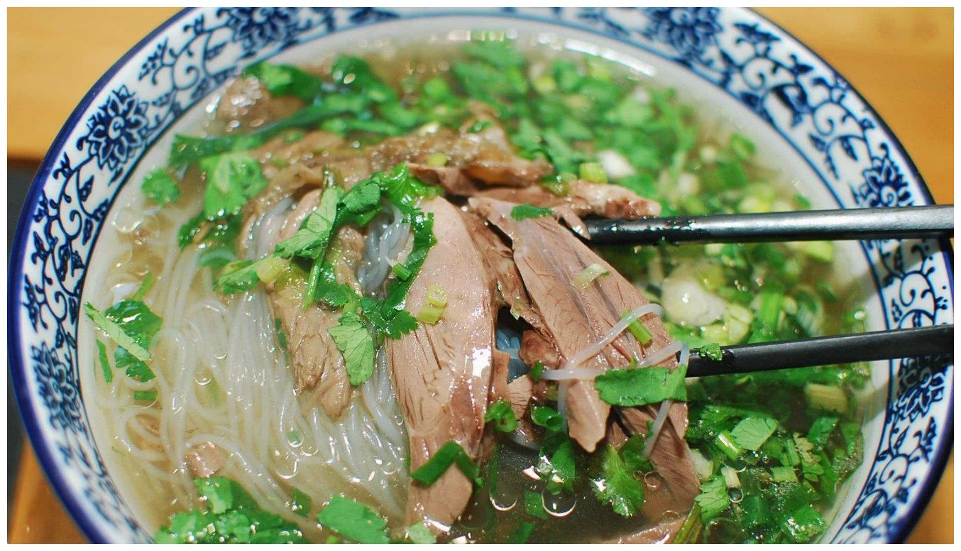 食用水盆羊肉时,最为地道的是配以大荔特色月牙烧饼两个,一个烧饼夹肉