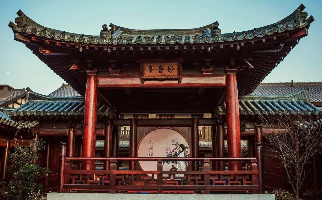 雷峰夕照景区,占地面积8公顷,主要景观和设施有,雷峰塔,夕照亭,妙音台