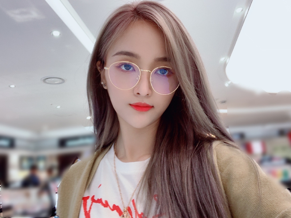 吴宣仪扎麻花朝天小辫子凹造型 面容清瘦机灵搞怪又可爱