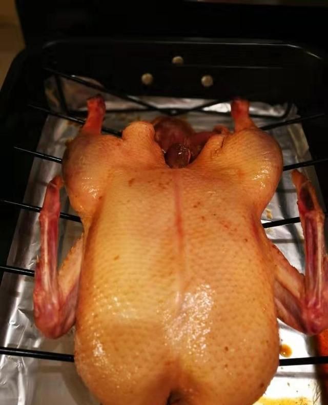 把它放在烤箱的烤盘上,烤箱预热350度,把鸭子放进去烤,大概30分钟的