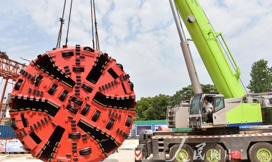 2019年6月25日,安徽巢湖,工作人员在巢湖南岸46米深工作井内吊装顶管