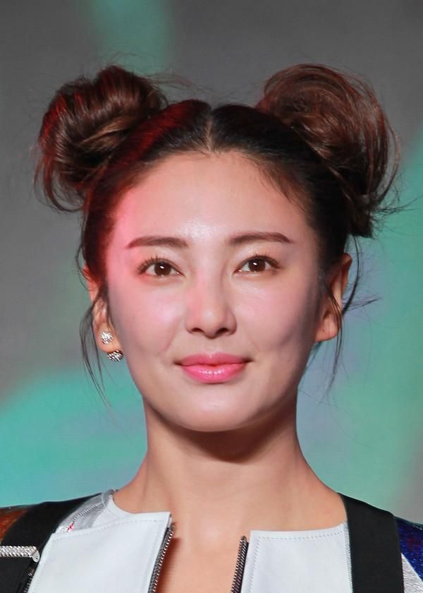 霸气女神张雨绮丸子头造型,宛如十八岁少女!