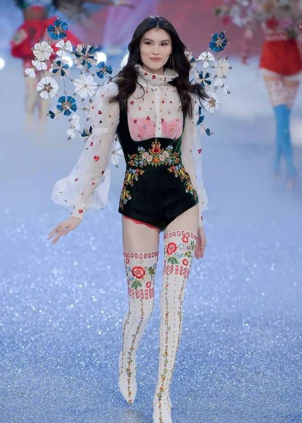 维密内衣秀:看维密天使们如何演绎这一时尚之风流