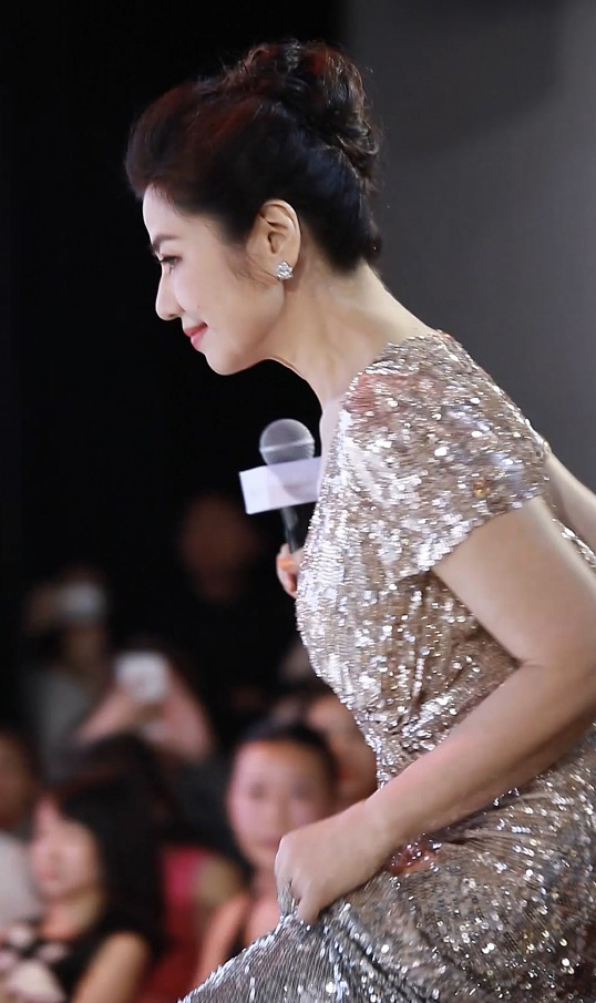 59岁钟楚红比刘嘉玲都敢穿!紧身裙穿出好身材,但颈部纹太显老