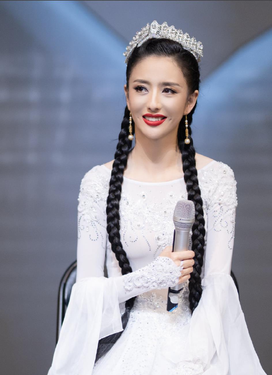 佟丽娅出席活动,身着一袭靓丽且富有民族风情的白色纱裙亮相_高清图集