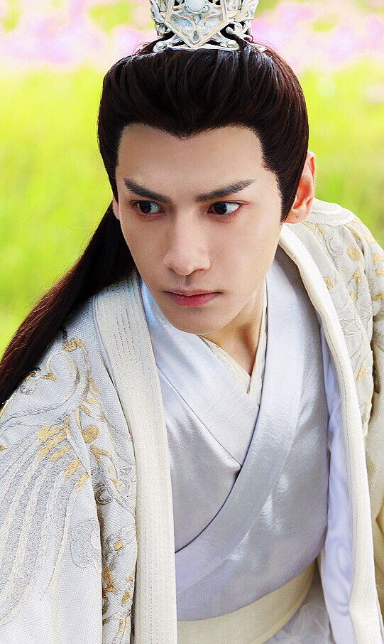 罗云熙润玉银衣造型,修眉俊目,丰神俊朗!