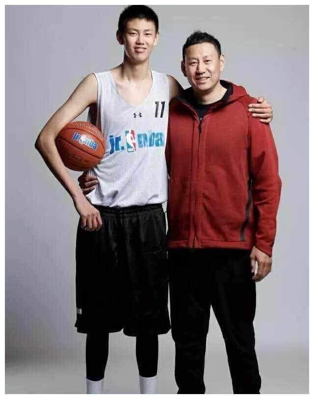 而李楠是擅长投三分的后卫,李禄童不仅有出色的身高还有一手三分技术