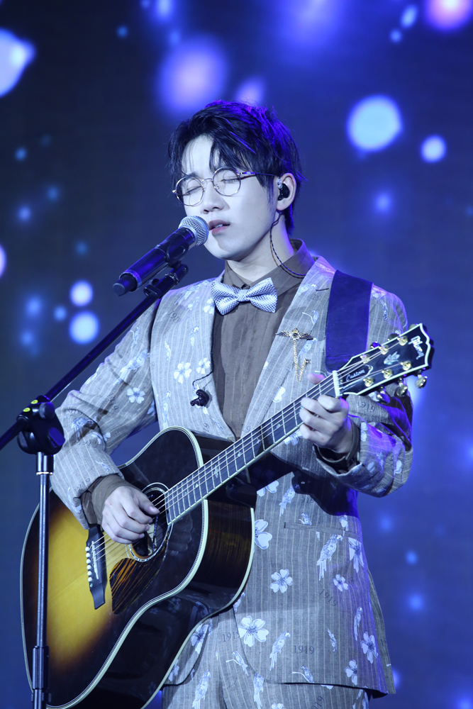 钟易轩时尚西装look出席公益盛典 获封爱心大使献唱《想给你》