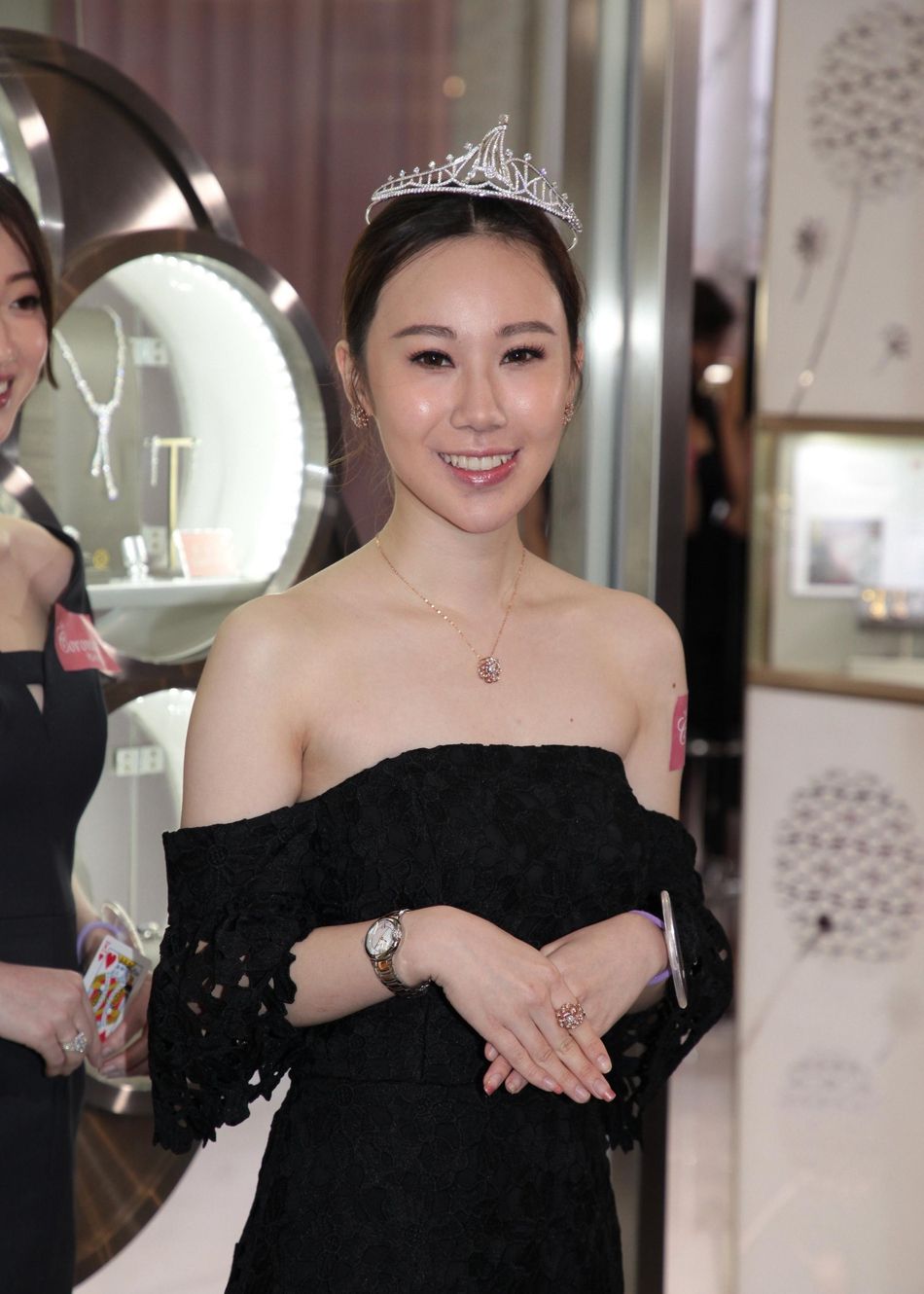 组图:亚洲小姐香港赛区十佳丽闪亮登场个个满面春风