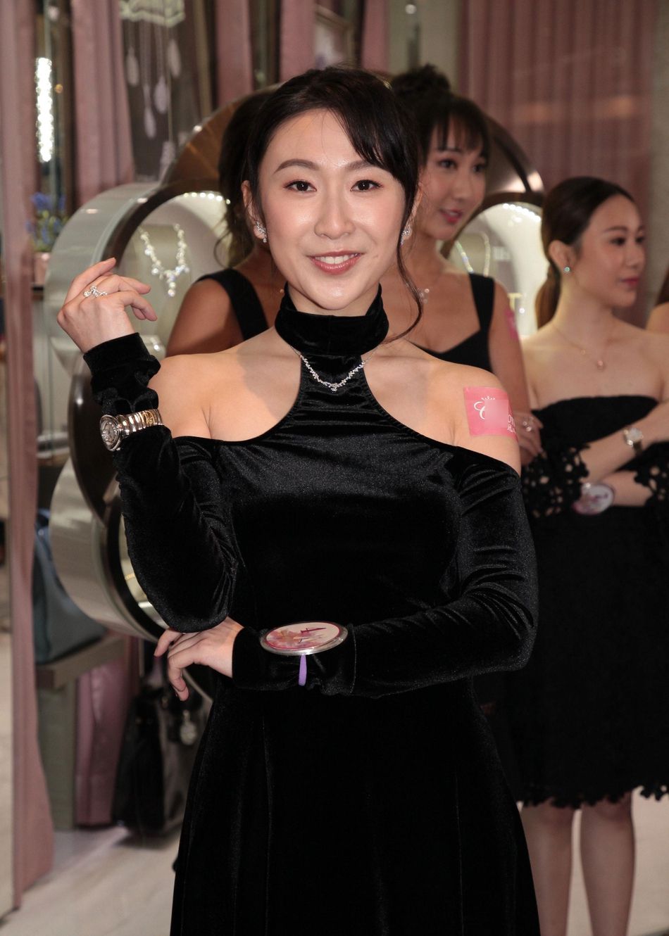 组图:亚洲小姐香港赛区十佳丽闪亮登场个个满面春风